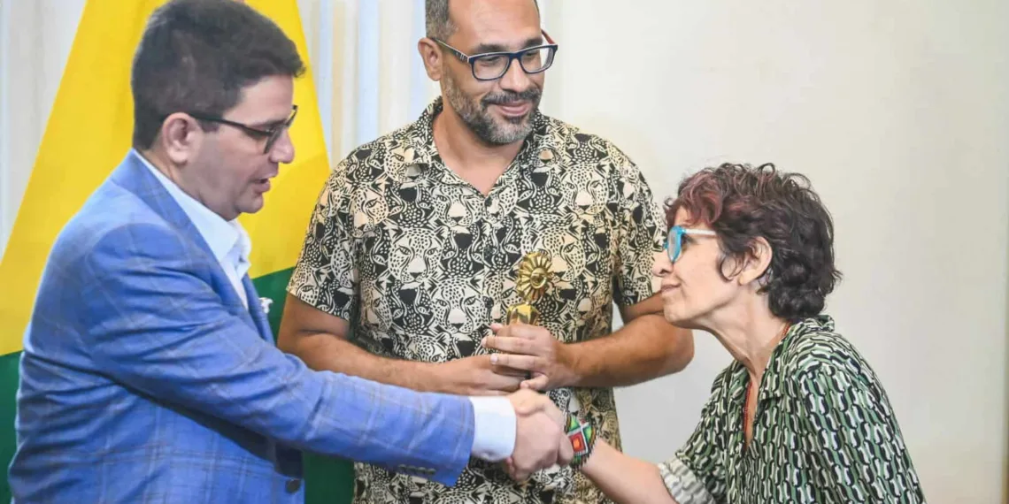 Produtores do premiado filme acreano 'Noites Alienígenas' são recebidos pelo governador