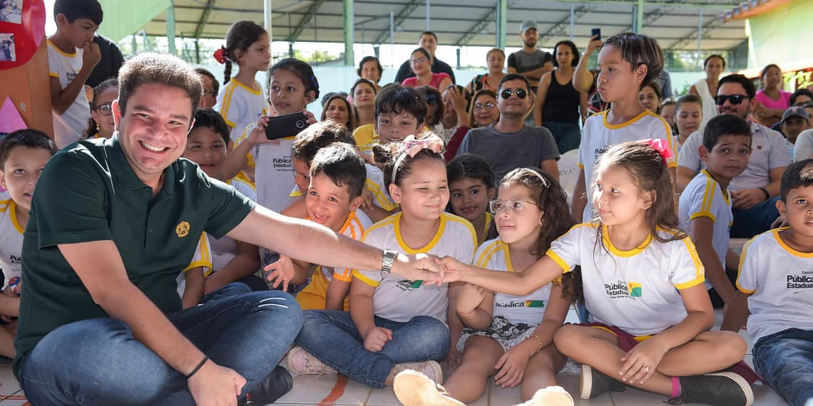 Governador Gladson Cameli em momento descontraído com crianças da Escola José Sales de Araújo. Foto: Diego Gurgel/Secom