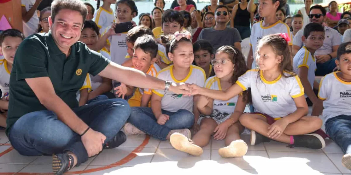 Governador Gladson Cameli em momento descontraído com crianças da Escola José Sales de Araújo. Foto: Diego Gurgel/Secom