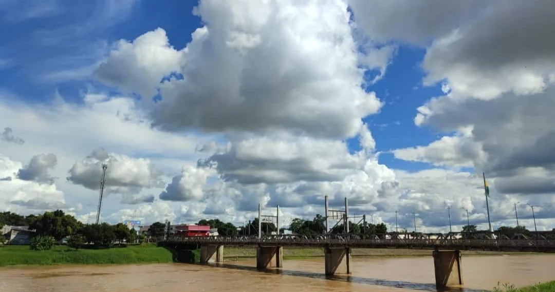 Rio Acre se aproxima da cota de alerta em Rio Branco e Parque de Exposições já recebe limpeza para construção de abrigos