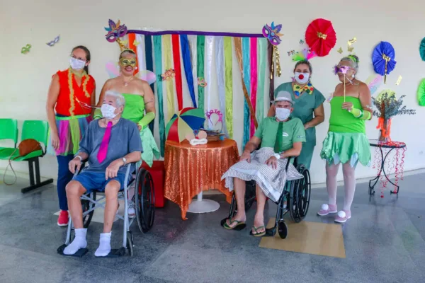 Fundhacre promove Carnaval das Emoções no Hospital do Idoso