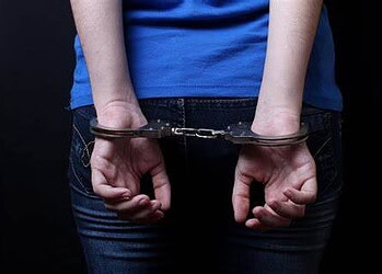 Mulher foragida da Justiça derruba moto e acaba presa em Rio Branco