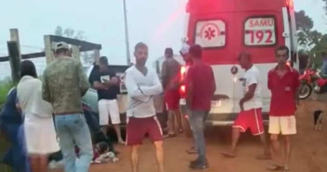 Na fronteira, homens ficam gravemente feridos durante colisão entre moto e carro em ramal