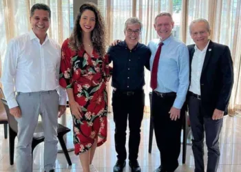 O vice-governador do Espirito Santo, Ricardo Ferraço, a vereadora de Vitória (ES), Karla Coser (PT-ES), Jorge Viana (PT-AC),  o deputado estadual João Coser (PT-ES) e Angelim (PT-AC). (Foto: Arquivo Pessoal)