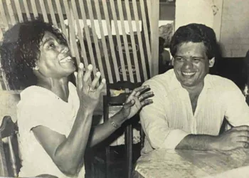 A foto, feita durante seu governo (1987-1990), é parte de uma reportagem que a jornalista fez no Acre, sobre a pavimentação da BR-364. Foto: Arquivo pessoal