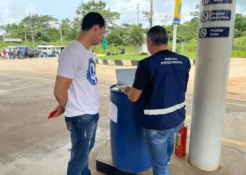 Após crise no Peru, Procon fiscaliza venda de combustíveis na fronteira do Acre