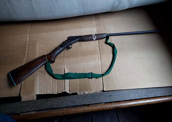 Homem mata o próprio filho com tiro no rosto enquanto ele dormia no sofá de casa