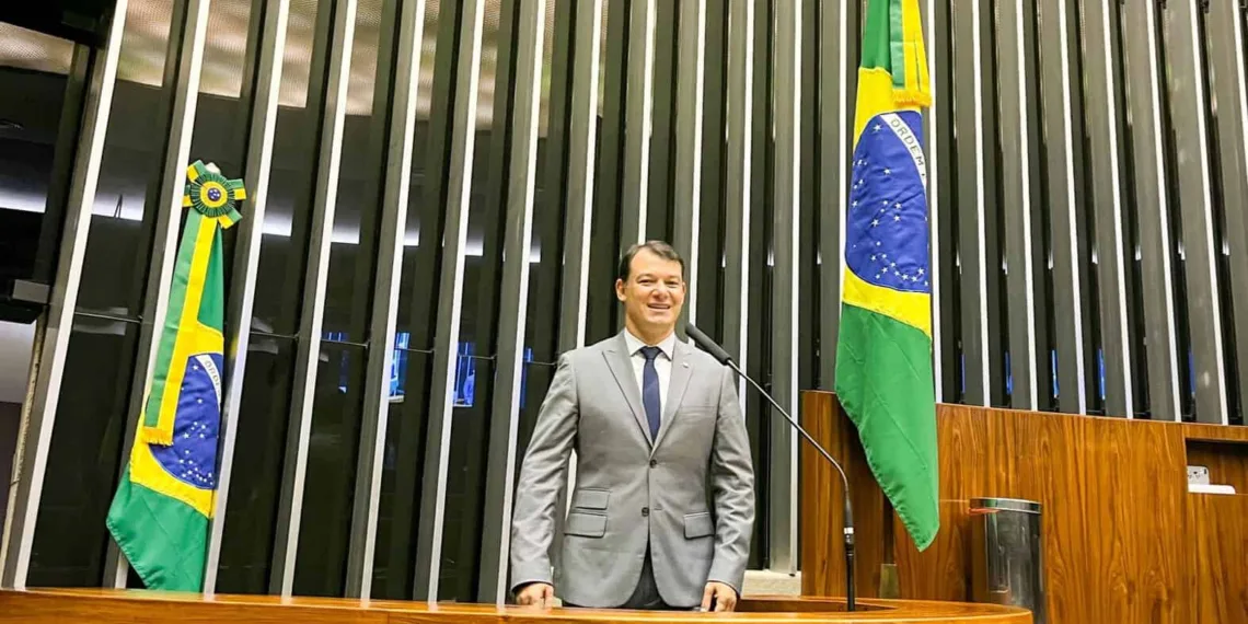 Roberto Duarte apresenta projeto de lei que permite que jovem tenha permissão para dirigir aos 16 anos
