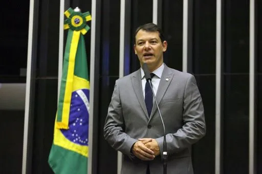 De acordo com o texto, o Conselho Monetário Nacional deverá deliberar por unanimidade dos votos de seus membros sobre a fixação ou alteração das metas para a inflação e seus respectivos intervalos de tolerância.