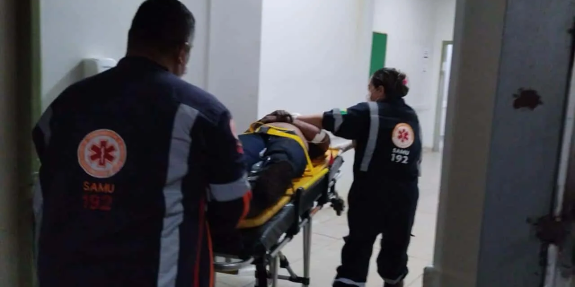Carro despenca e cai em cima de mecânico enquanto ele fazia reparos em oficina de Rio Branco