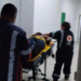 Carro despenca e cai em cima de mecânico enquanto ele fazia reparos em oficina de Rio Branco