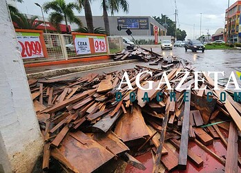 Parte de carga de caminhão despenca na Avenida Antônio da Rocha Viana
