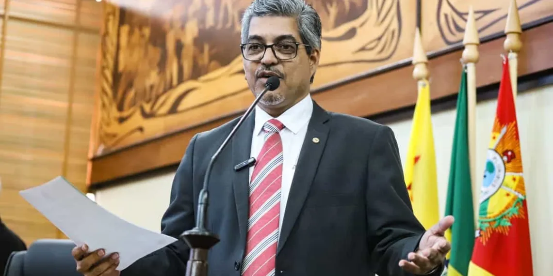 Deputado solicita ao TCE relatório sobre compra de livros e plataforma digital pela Secretaria Educação para auxiliar alunos do Enem