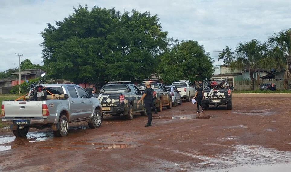 Além da prisão, a operação da Polícia Civil apreendeu 2 carros, 3 caminhões, 2 motos e 6 celulares.