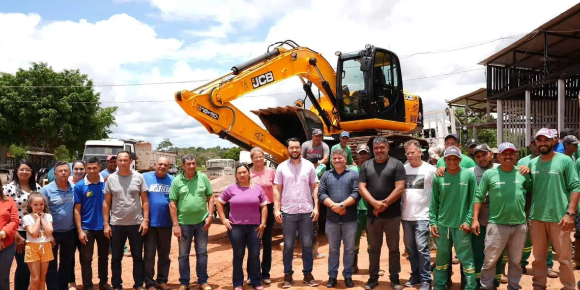 Jarude entrega escavadeira hidráulica no valor de R$720 mil à Prefeitura de Epitaciolândia