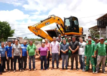 Jarude entrega escavadeira hidráulica no valor de R$720 mil à Prefeitura de Epitaciolândia