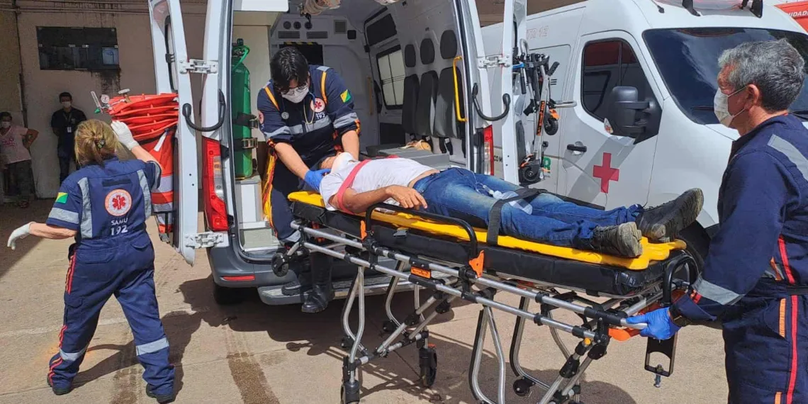 Após batida, motorista perde o controle e carro entra em parada de ônibus