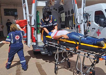 Após batida, motorista perde o controle e carro entra em parada de ônibus