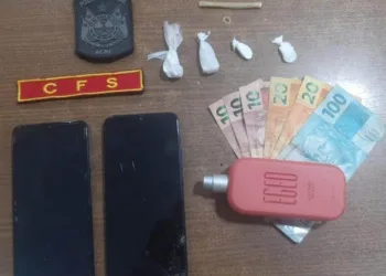 PM apreende armas, prende foragido da justiça e desarticula 'boca de fumo'