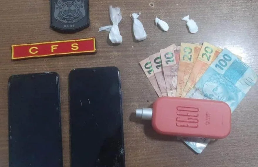 PM apreende armas, prende foragido da justiça e desarticula 'boca de fumo'