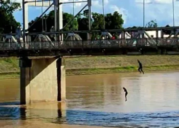 Jovens são flagrados pulando da Ponte Metálica em Rio Branco; veja vídeo