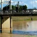 Jovens são flagrados pulando da Ponte Metálica em Rio Branco; veja vídeo
