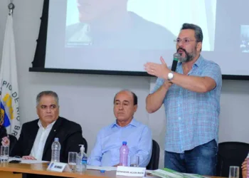 Bancada Federal acreana se reúne com vereadores e prefeito para tratar sobre implantação de aterros sanitários no Estado 