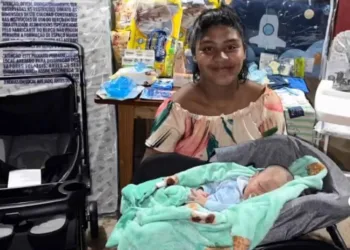 Moradora da Califórnia doa enxoval completo para mãe adolescente de Sena Madureira; veja o vídeo