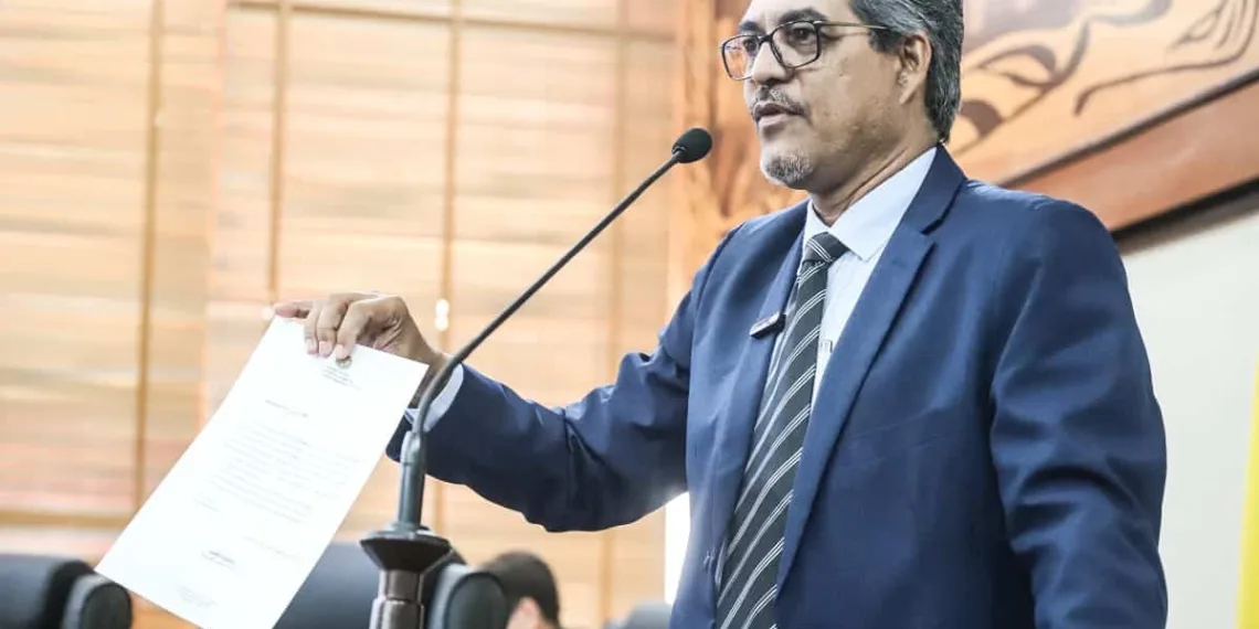 Edvaldo Magalhães cobra reestruturação do PCCR da Educação, alterado pelo governo, e pagamento do piso nacional