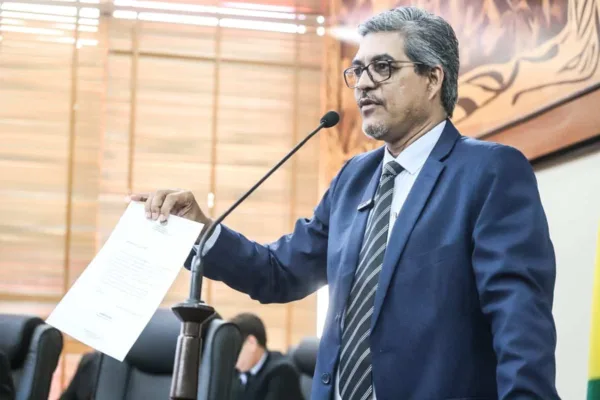 Edvaldo Magalhães cobra reestruturação do PCCR da Educação, alterado pelo governo, e pagamento do piso nacional