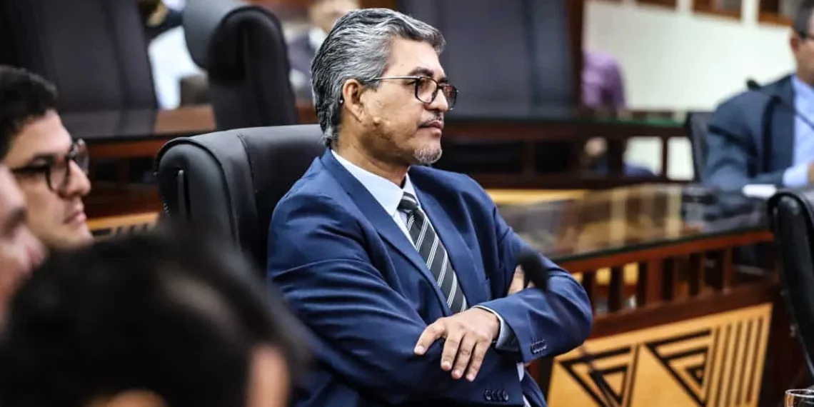 'Isso é um cheque em branco', diz deputado sobre reforma administrativa do governo