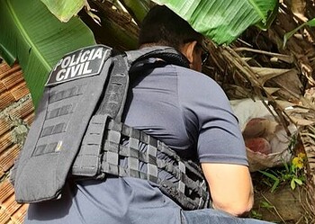 Polícia encontra mais de 10 quilos de drogas escondidos em quintal de casa