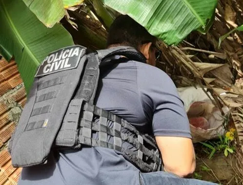 Polícia encontra mais de 10 quilos de drogas escondidos em quintal de casa