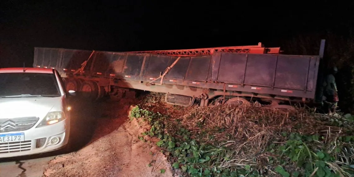 Motorista de carreta perde o controle do veículo e sai da pista na BR-364