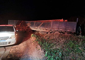 Motorista de carreta perde o controle do veículo e sai da pista na BR-364