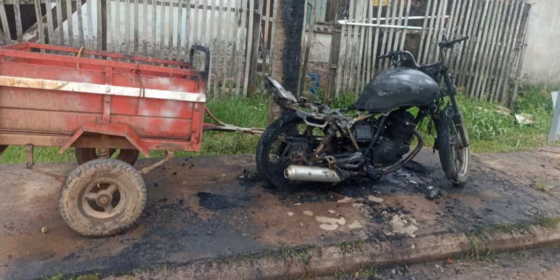 Criminoso incendeia moto de trabalhador em Sena Madureira