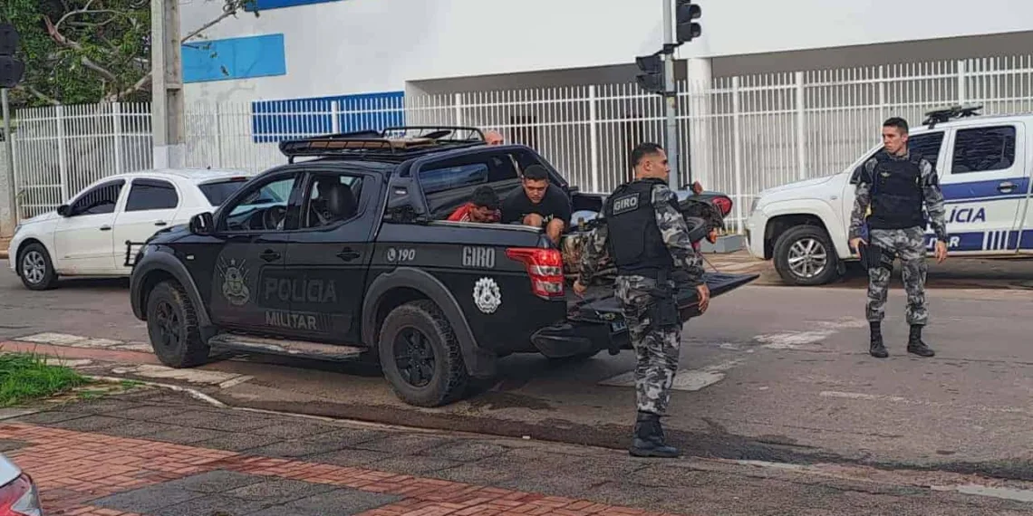 Dupla é presa em flagrante tentando assaltar uma pessoa na parada de ônibus