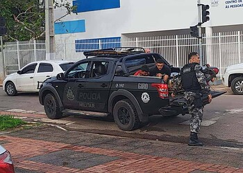 Dupla é presa em flagrante tentando assaltar uma pessoa na parada de ônibus