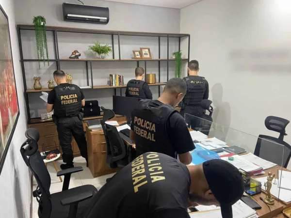 PF investiga advogados pagos por faccionados para levar informação para dentro do presídio no Acre