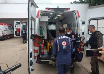 Homem é baleado após reagir a abordagem policial e se negar a soltar arma
