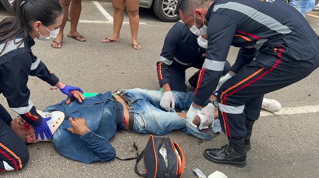 Acidente de trânsito na Avenida Brasil deixa motociclista com fratura exposta