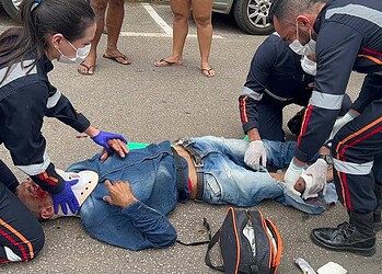 Acidente de trânsito na Avenida Brasil deixa motociclista com fratura exposta