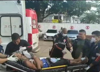 Criminoso invade residência de tatuador, efetua disparos e jovem fica gravemente ferido