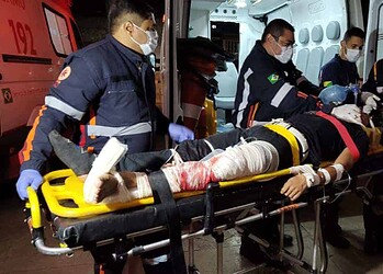 Motoboys colidem de frente e motorista fica gravemente ferido