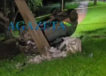 VEJA VÍDEO: Motorista perde o controle, bate em poste e capota veículo no Universitário