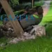 VEJA VÍDEO: Motorista perde o controle, bate em poste e capota veículo no Universitário