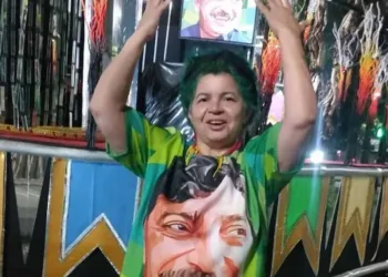 Filha de Chico Mendes participa de desfile de escola de samba em homenagem ao pai
