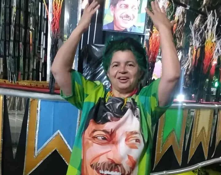 Filha de Chico Mendes participa de desfile de escola de samba em homenagem ao pai