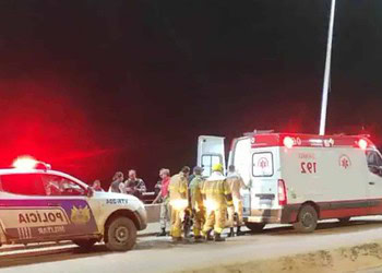 Mulher surta e tenta se jogar de ponte; PM e Bombeiros evitam tragédia