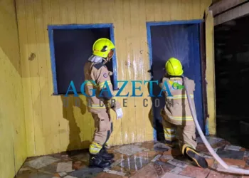 Casa abandonada é incendiada por usuários de drogas em Rio Branco; veja o vídeo